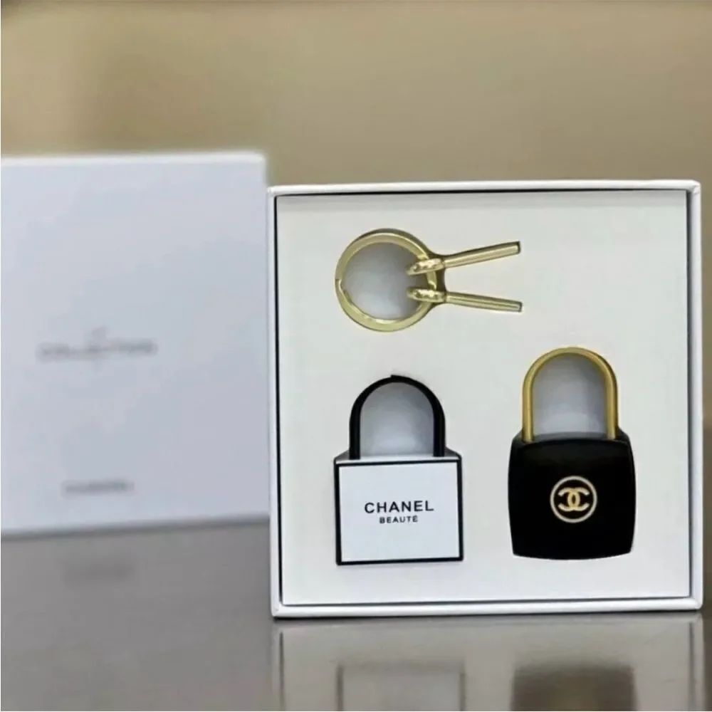 CHANEL Gift PadLock Lock & Key Set - Picture 5 of 9